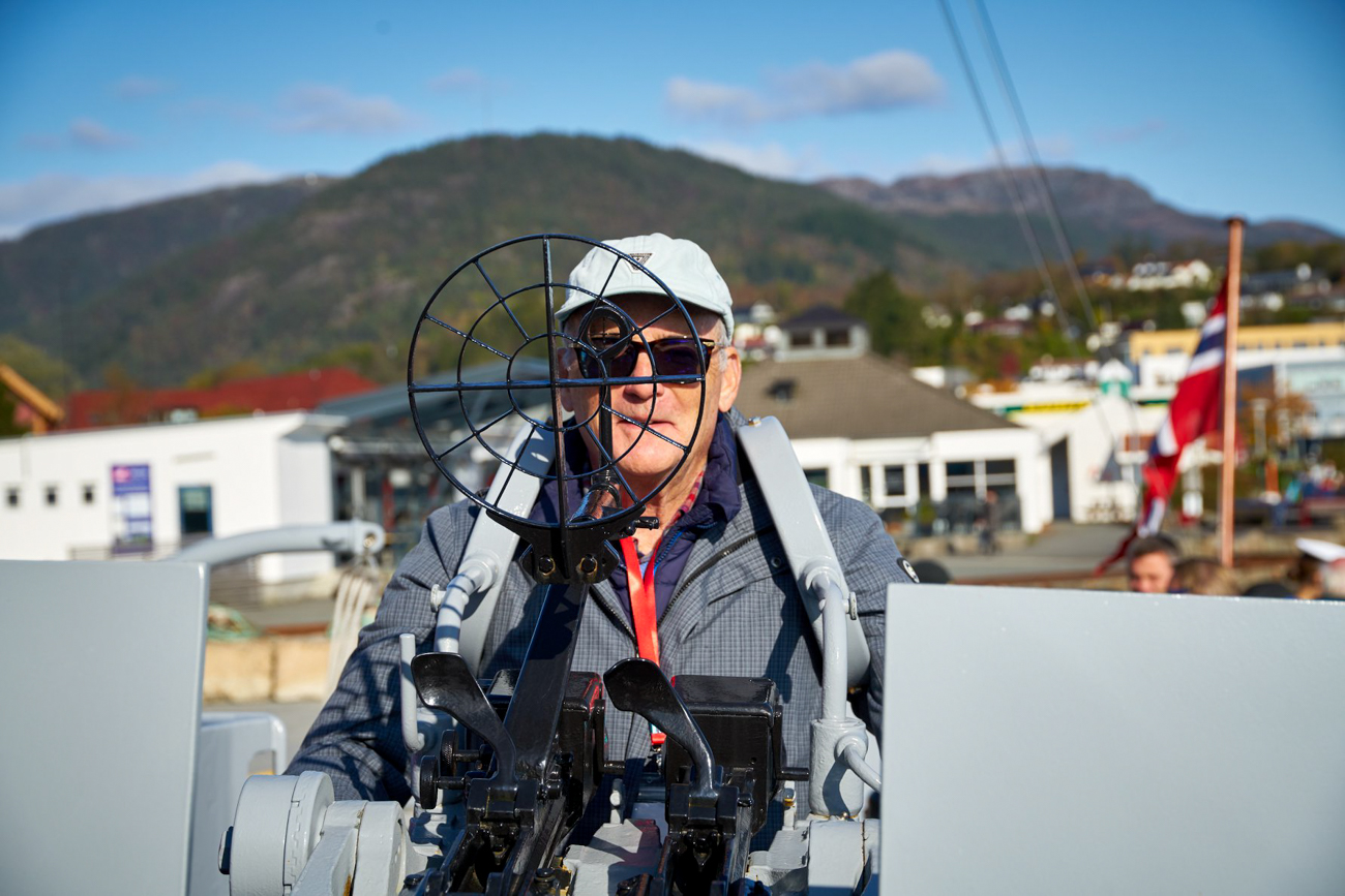  Steve Deeth on the AA guns 